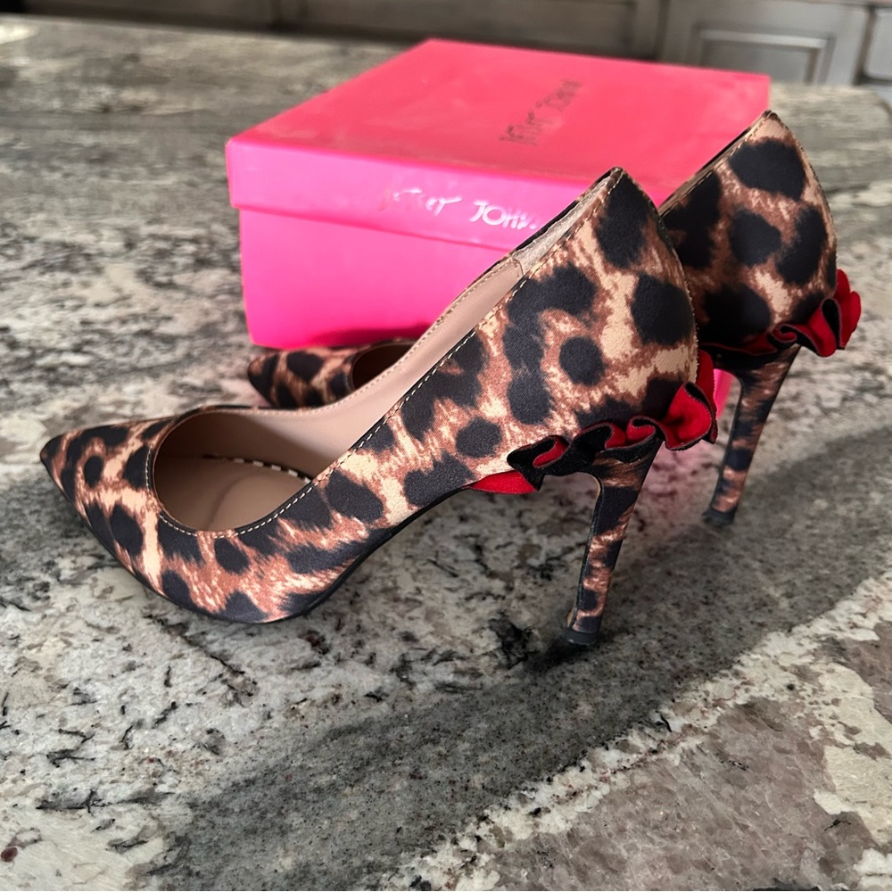 Betsey Johnson Harbur Brown Leopard Pumps Heels with red ruffle